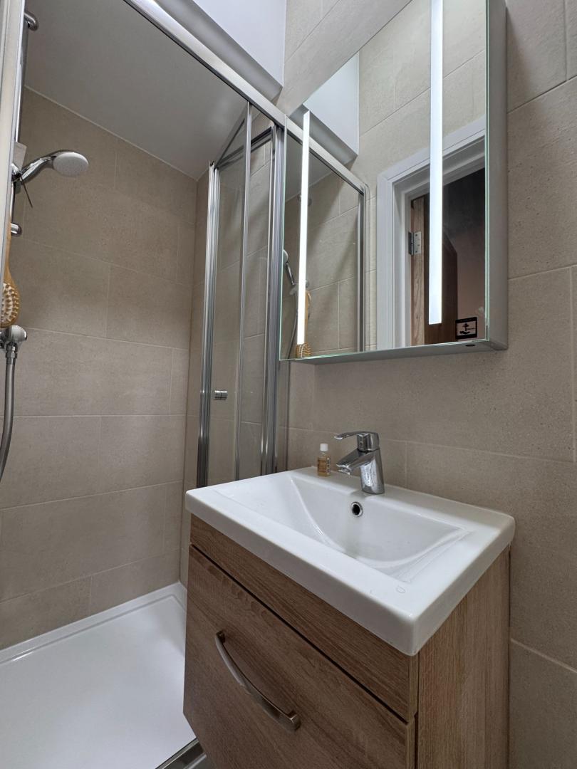 			3 Bedroom, 2 bath, 1 reception Flat			 High Road, Willesden Green