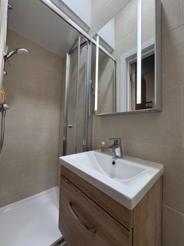 			3 Bedroom, 2 bath, 1 reception Flat			 High Road, Willesden Green