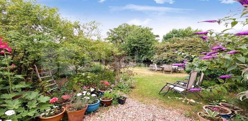 High ceilings wood floors within a period house mins to tube and shops Hartham Road , Caledonian Road