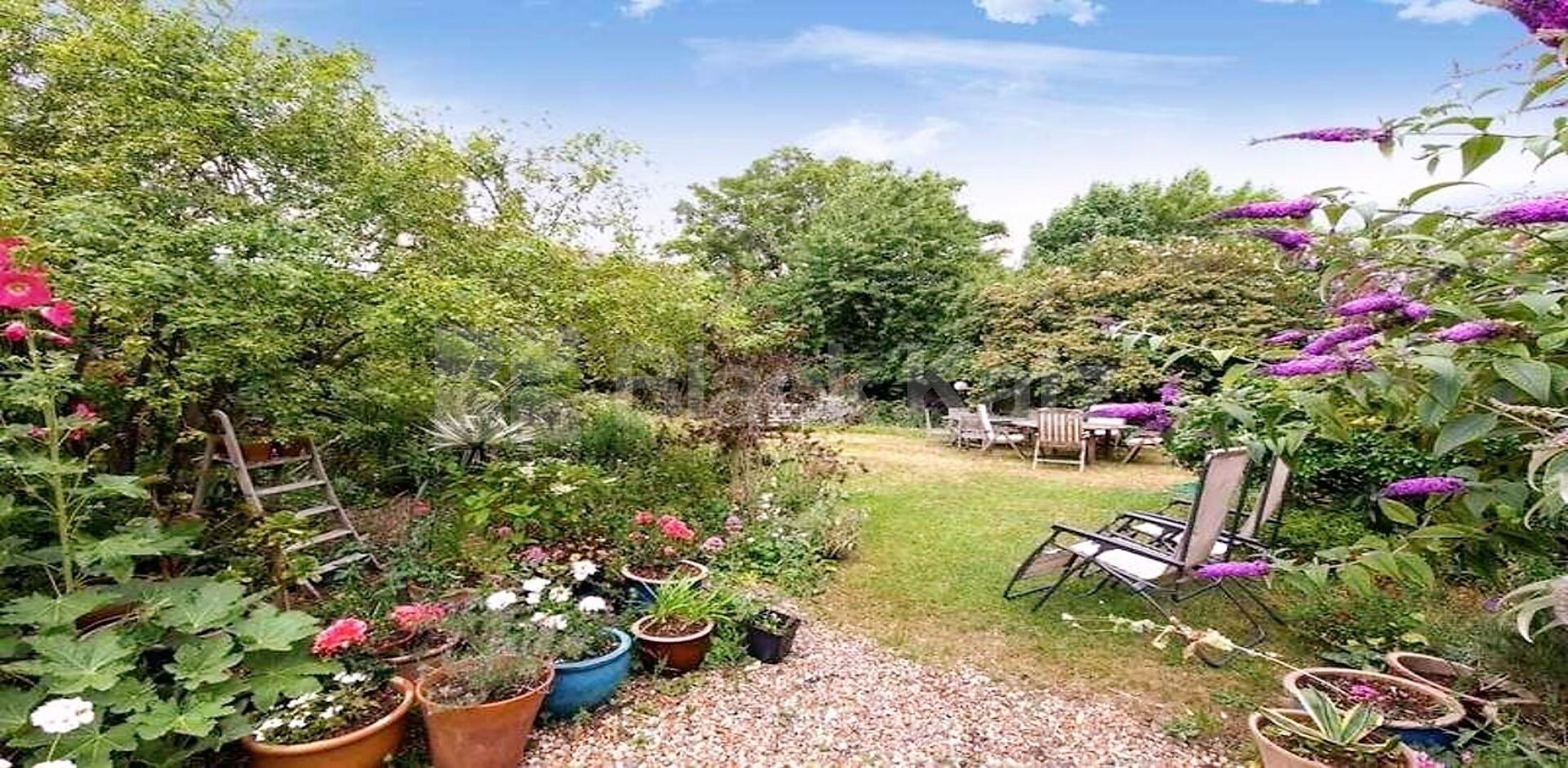 High ceilings wood floors within a period house mins to tube and shops Hartham Road , Caledonian Road