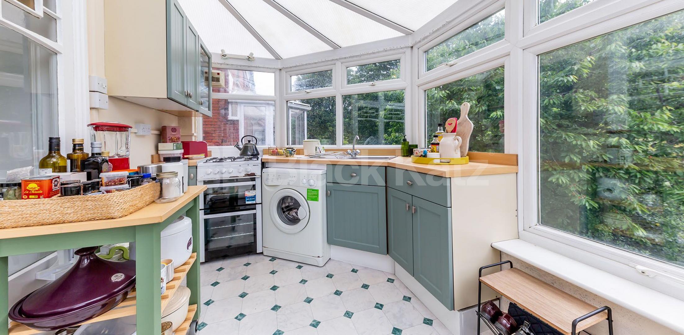 			Studio Apartment, 1 bath, 1 reception Studio			 Avenue Road, CROUCH END