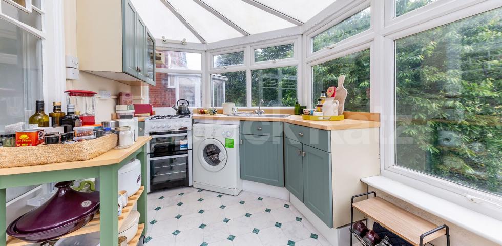 			Studio Apartment, 1 bath, 1 reception Studio			 Avenue Road, CROUCH END