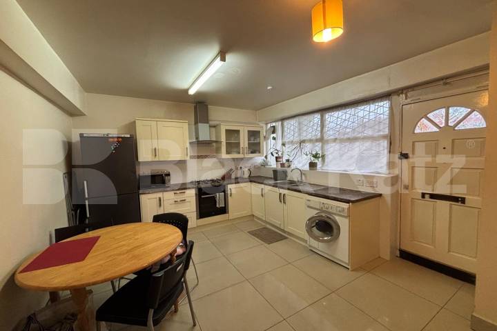 Duplex apartment includes heating & hotwater Churchill Gardens, Pimlico