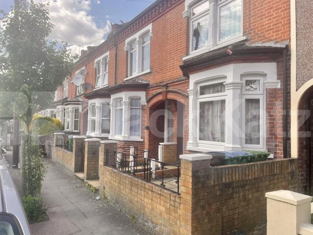 Fantastic newly refurbished 4 bed with garden mins to shops and tube to Euston Bruce Grove, Watford