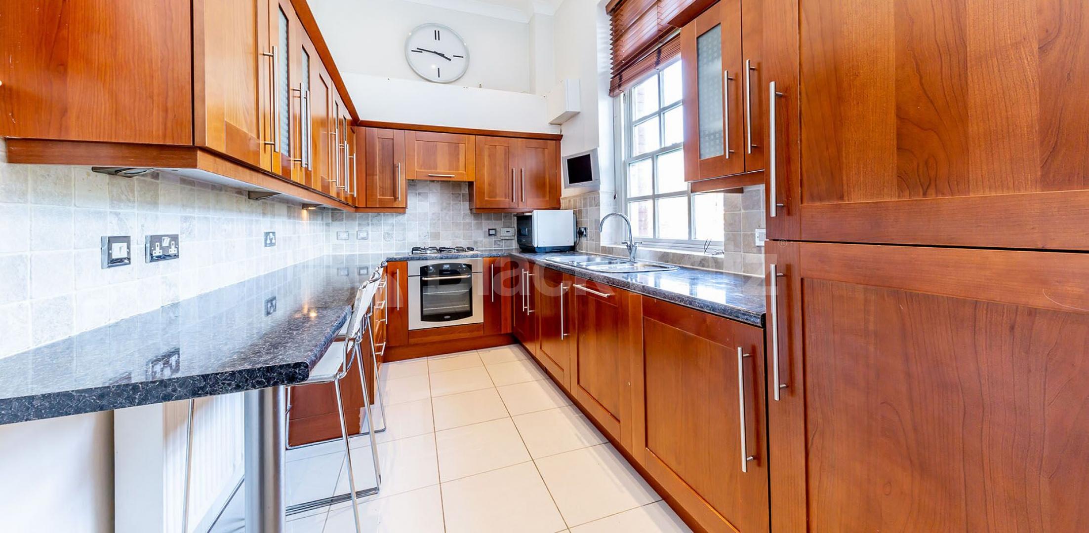 			2 Bedroom, 1 bath, 1 reception Flat			 Newsholme Drive, Winchmore Hill / Enfield 