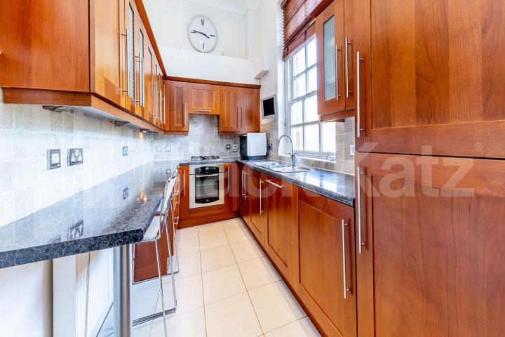 A superb split level 2 bedroom 2 bathroom within a private estate Newsholme Drive, Winchmore Hill / Enfield 