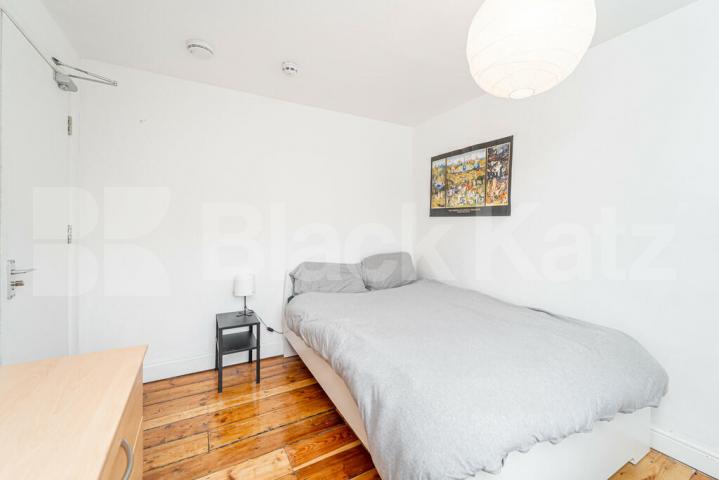 5 bedroom house with lounge and 2 bathrooms Kings Cross Road, Kings Cross 