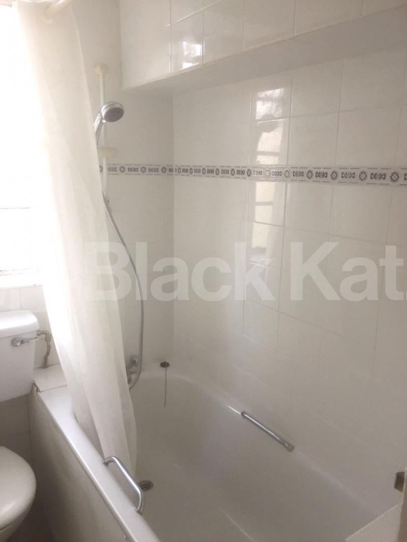 			MINS TO TUBE!, 1 Bedroom, 1 bath, 1 reception Flat			 Camden Road, CAMDEN