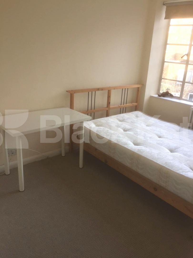 			MINS TO TUBE!, 1 Bedroom, 1 bath, 1 reception Flat			 Camden Road, CAMDEN