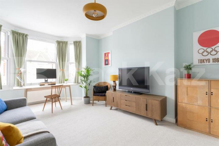 Spacious 3-Bedroom Ground Floor Flat with Private Garden Abbotsford Avenue, Tottenham