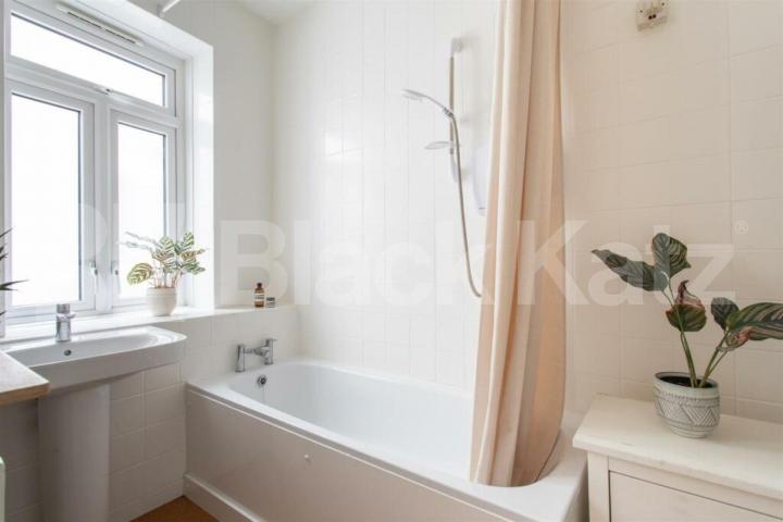 Spacious 3-Bedroom Ground Floor Flat with Private Garden Abbotsford Avenue, Tottenham