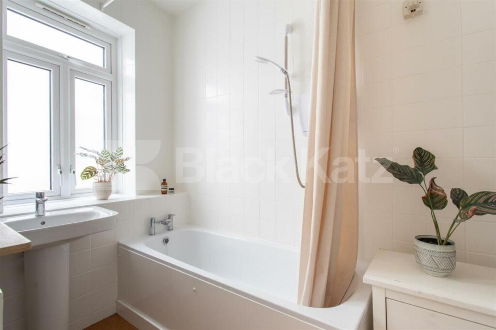 Spacious 3-Bedroom Ground Floor Flat with Private Garden Abbotsford Avenue, Tottenham