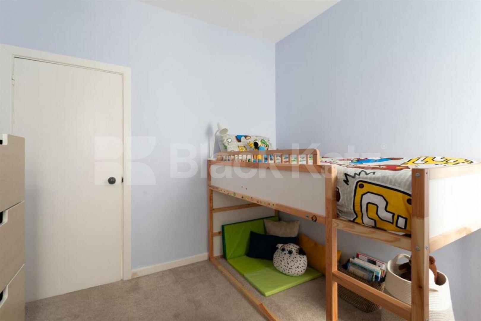 Spacious 3-Bedroom Ground Floor Flat with Private Garden Abbotsford Avenue, Tottenham