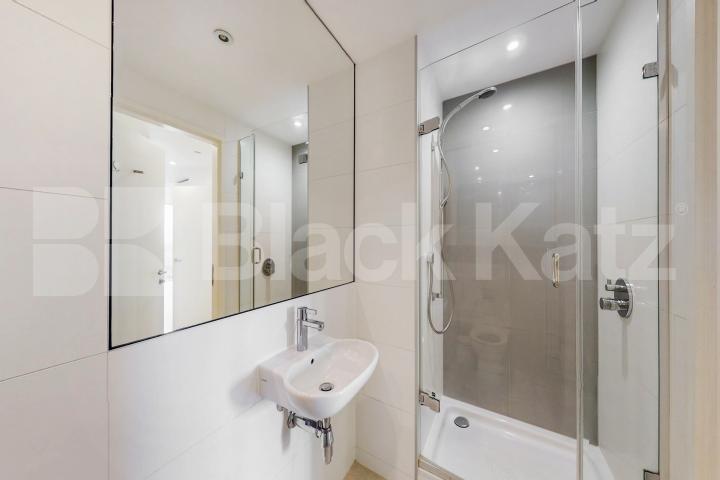 37th floor with stunning views of the cityscape & 24 Hr. Concierge Strata, Walworth Road, Elephant and Castle