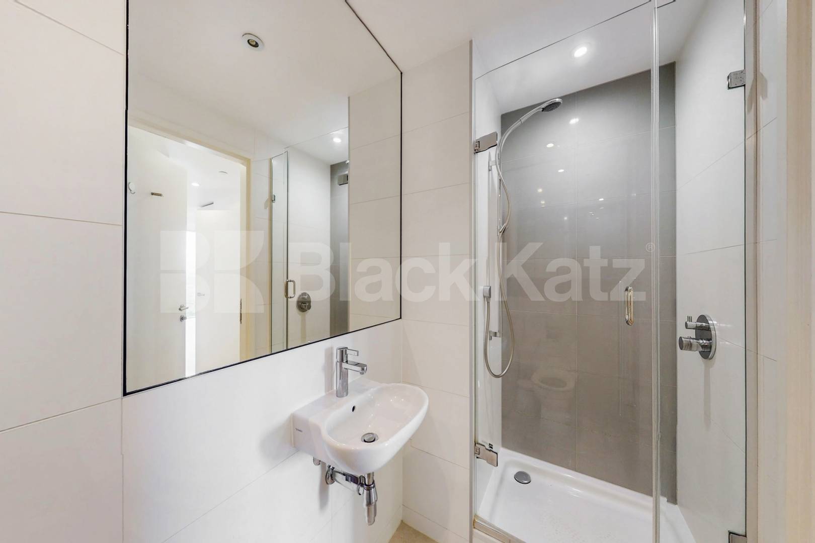 37th floor with stunning views of the cityscape & 24 Hr. Concierge Strata, Walworth Road, Elephant and Castle