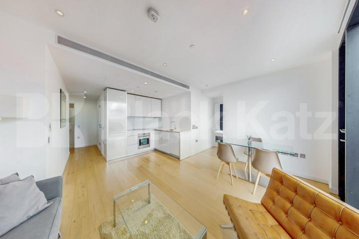 37th floor with stunning views of the cityscape & 24 Hr. Concierge Strata, Walworth Road, Elephant and Castle