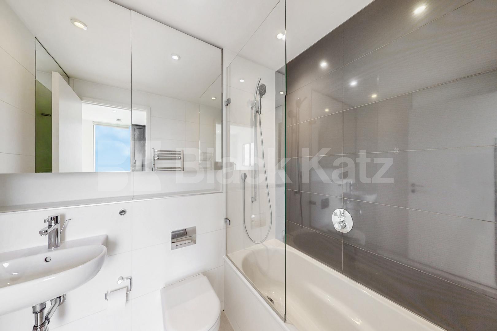 37th floor with stunning views of the cityscape & 24 Hr. Concierge Strata, Walworth Road, Elephant and Castle