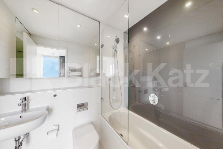37th floor with stunning views of the cityscape & 24 Hr. Concierge Strata, Walworth Road, Elephant and Castle