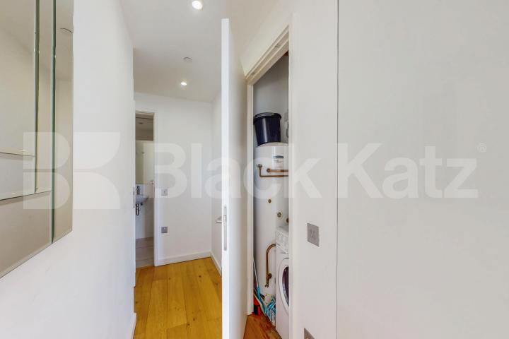 37th floor with stunning views of the cityscape & 24 Hr. Concierge Strata, Walworth Road, Elephant and Castle