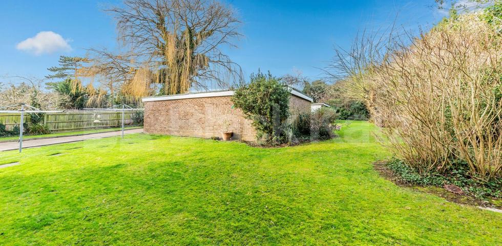 			NEW INSTRUCTION!, 2 Bedroom, 1 bath, 1 reception Flat			 Lyonsdown Road, Barnet