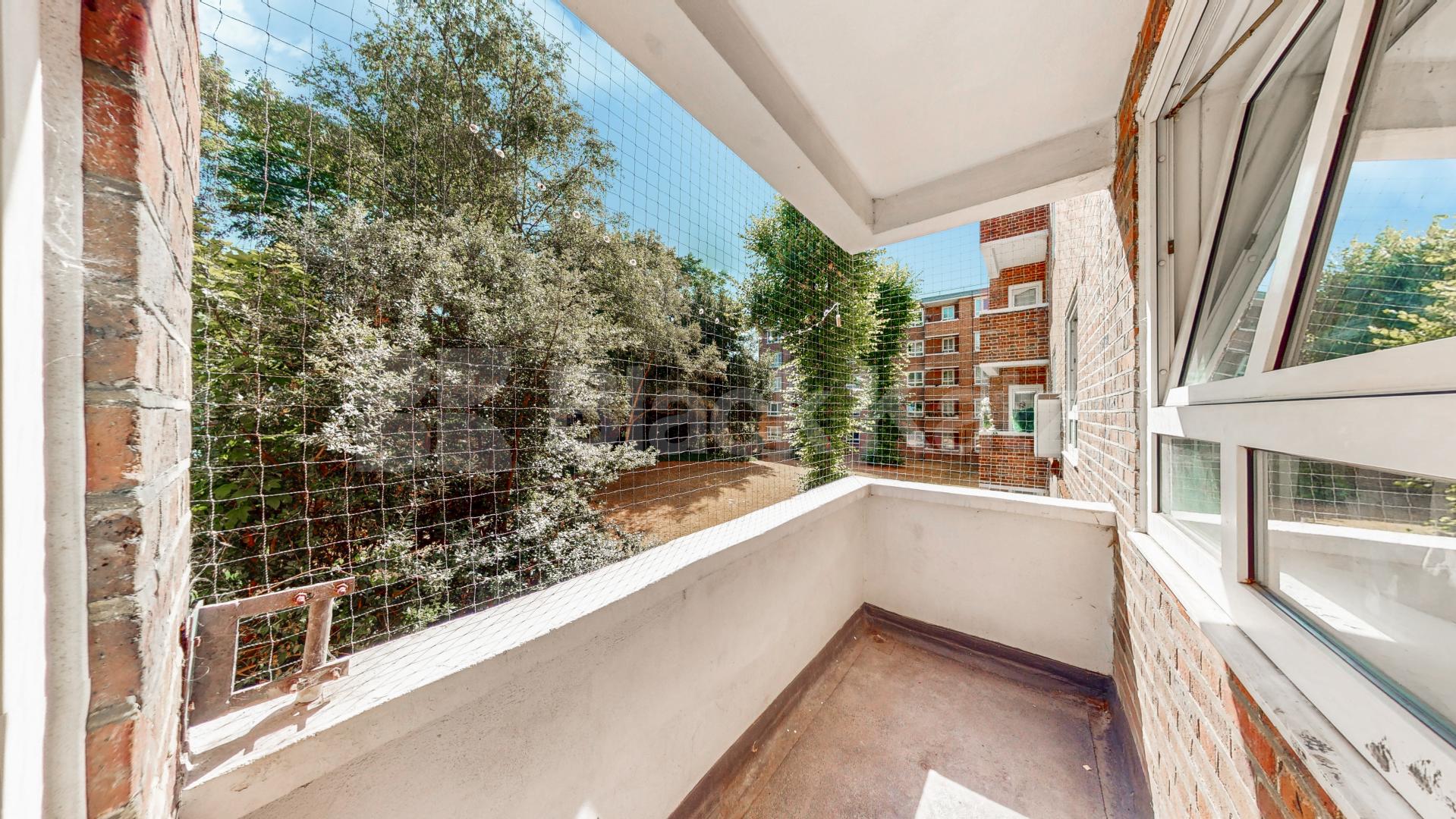 Spacious three bed with good size lounge in St Johns Wood Boundary Road, St Johns Wood