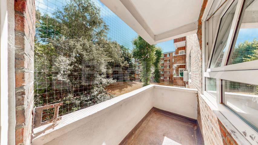Spacious three bed with good size lounge in St Johns Wood Boundary Road, St Johns Wood
