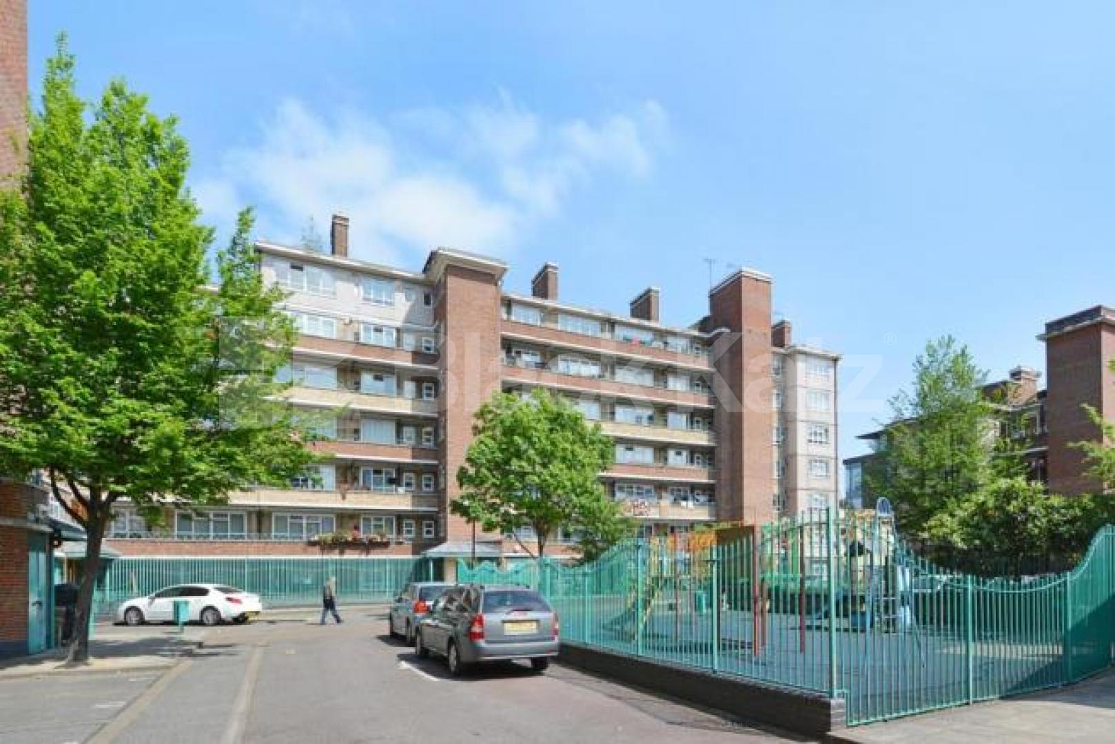 			MINS TO TUBE & SHOPS!, 3 Bedroom, 1 bath, 1 reception Flat			 Sidmouth Street, RUSSELL SQUARE