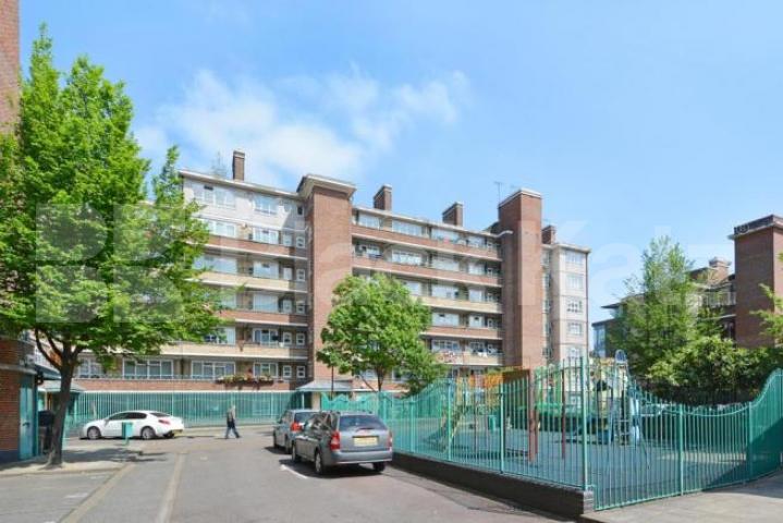 			MINS TO TUBE & SHOPS!, 3 Bedroom, 1 bath, 1 reception Flat			 Sidmouth Street, RUSSELL SQUARE