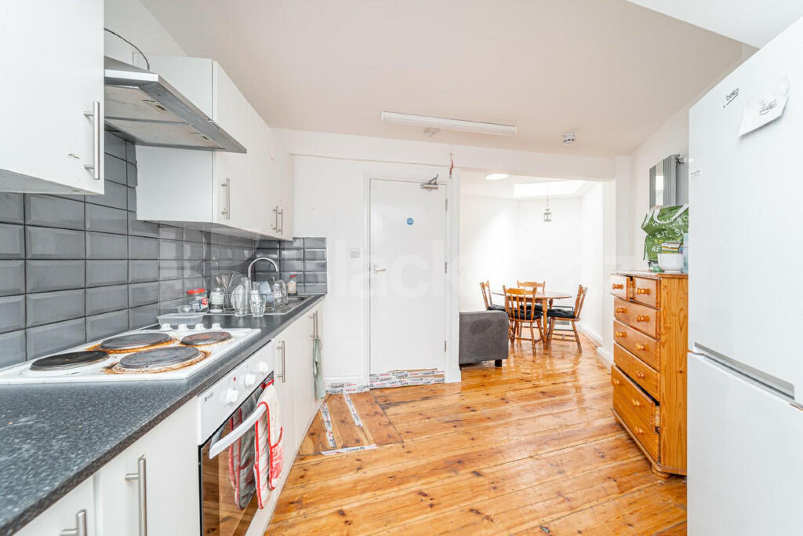 5 bedroom house with lounge and 2 bathrooms Kings Cross Road, Kings Cross 