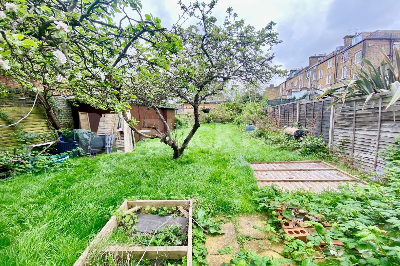 Large newly decorated 4 bed 2 bath mins to tube and shops  Hillmarton Road, Caledonian Road