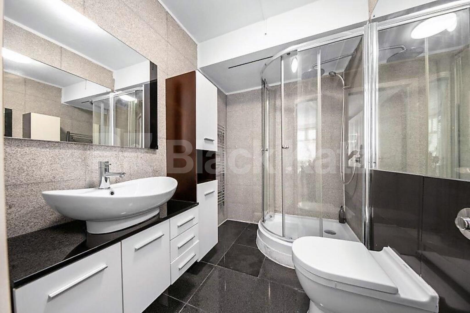 Fantastic two bed two bath flat in amazing Mayfair location by Hyde Park.  Bourdon Street, Mayfair 