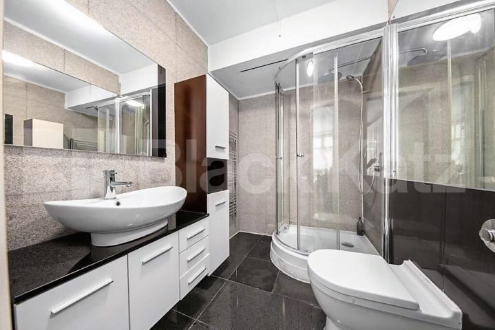 Fantastic two bed two bath flat in amazing Mayfair location by Hyde Park.  Bourdon Street, Mayfair 