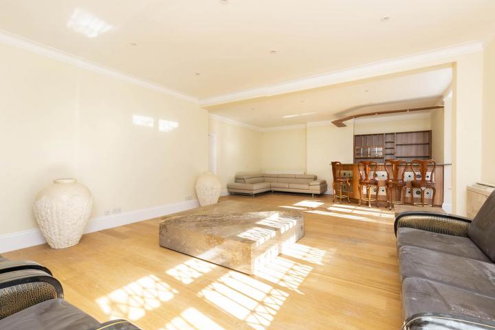 Grand family home with off street parking Hamsworth Way, Totteridge