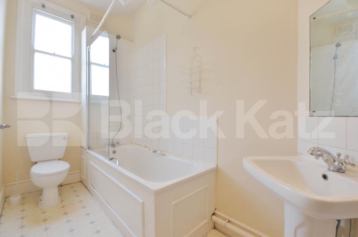 			Large Property !, 2 Bedroom, 1 bath, 1 reception Flat			 Fortis Green Road, Muswell Hill