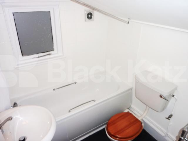 			PRIVATE ROOF TERRACE!, 1 Bedroom, 1 bath, 1 reception Flat			 Lowman Road, HOLLOWAY