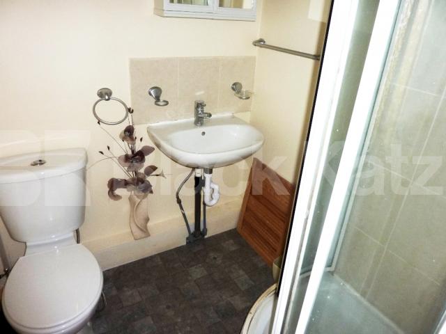 			Location flat / Ideal for Students / Available May-June, 2 Bedroom, 1 bath, 1 reception Flat			 Carburton Street, WARREN STREET