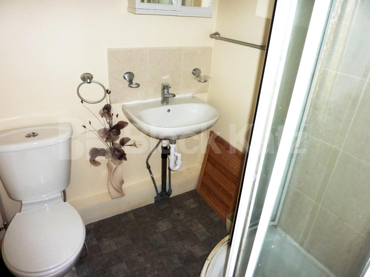 			Location flat / Ideal for Students / Available May-June, 2 Bedroom, 1 bath, 1 reception Flat			 Carburton street, Warren street / Gr. Portland street