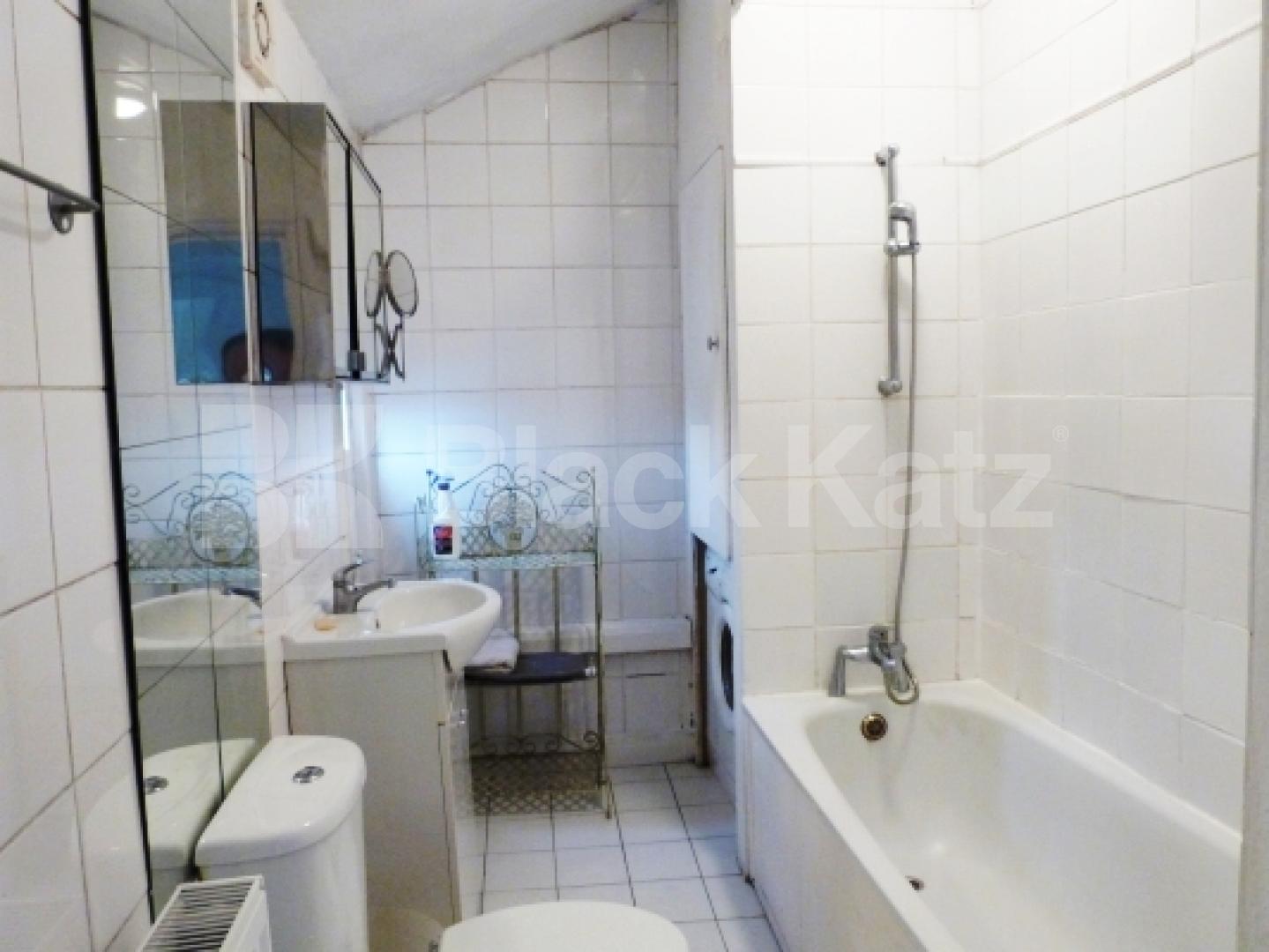 			INCLUSIVE OF COUNCIL TAX!, 3 Bedroom, 1 bath, 1 reception Flat			 Heath Street, HAMPSTEAD