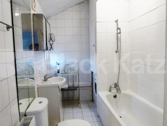 			INCLUSIVE OF COUNCIL TAX!, 3 Bedroom, 1 bath, 1 reception Flat			 Heath Street, HAMPSTEAD