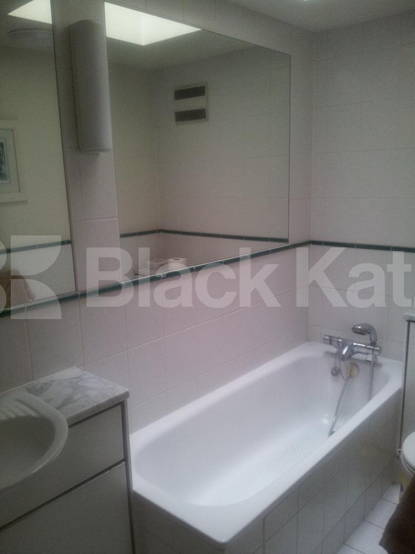 			LOCATION LOCATION LOCATION!, 2 Bedroom, 1 bath, 1 reception Flat			 Garrick Street, COVENT GARDEN