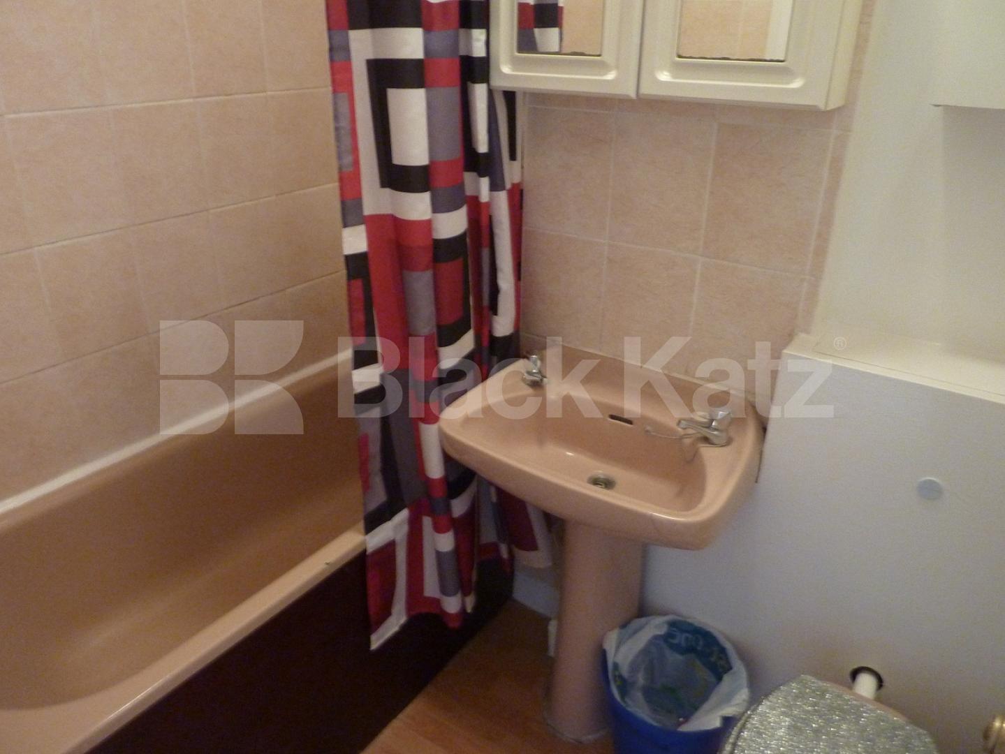 			NEW INSTRUCTION!, 2 Bedroom, 1 bath, 1 reception Flat			 Portobello road, Ladbroke grove