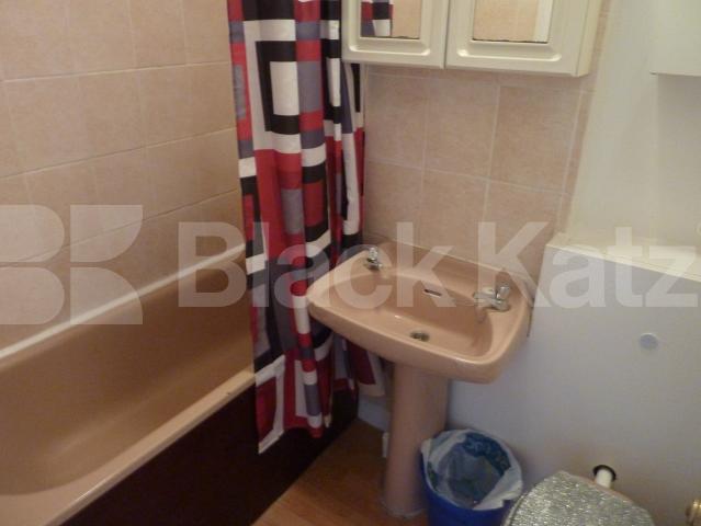 			NEW INSTRUCTION!, 2 Bedroom, 1 bath, 1 reception Flat			 Portobello road, Ladbroke grove