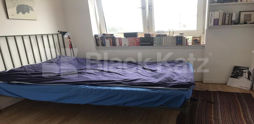 			UNDER OFFER , 3 Bedroom, 1 bath, 1 reception Flat			 Longland Court, Rolls Road, SE1