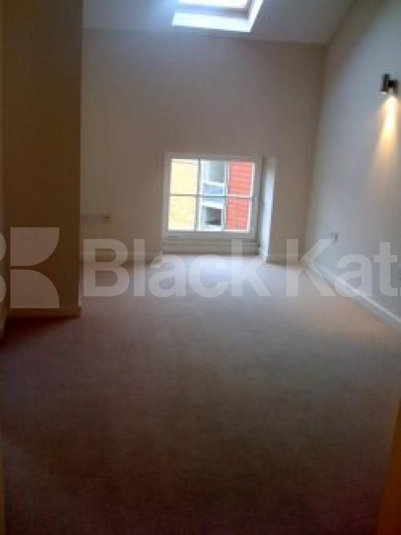 			MUST SEE !!, 2 Bedroom, 1 bath, 1 reception Flat			 Enfield Road, ISLINGTON