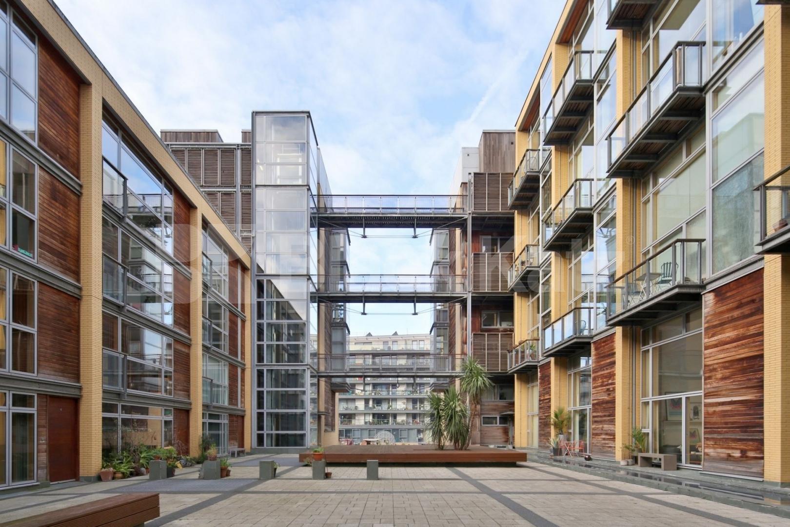 2 bedroom maisonette within a gated development backing on to the canal   Kingsland Road, Haggerston