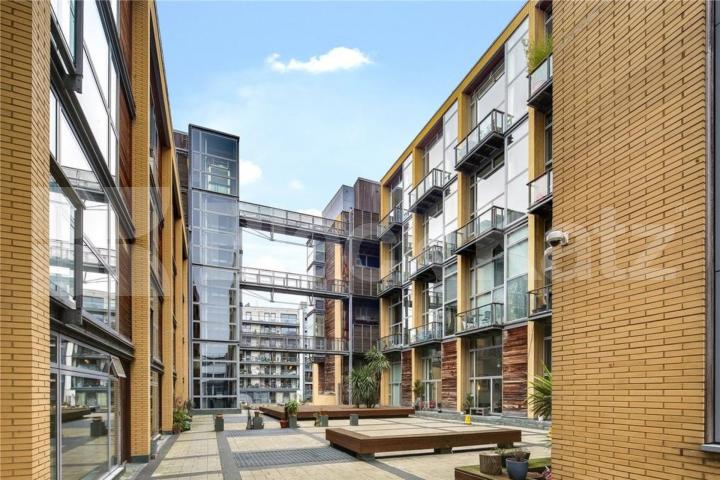 2 bedroom maisonette within a gated development backing on to the canal   Kingsland Road, Haggerston