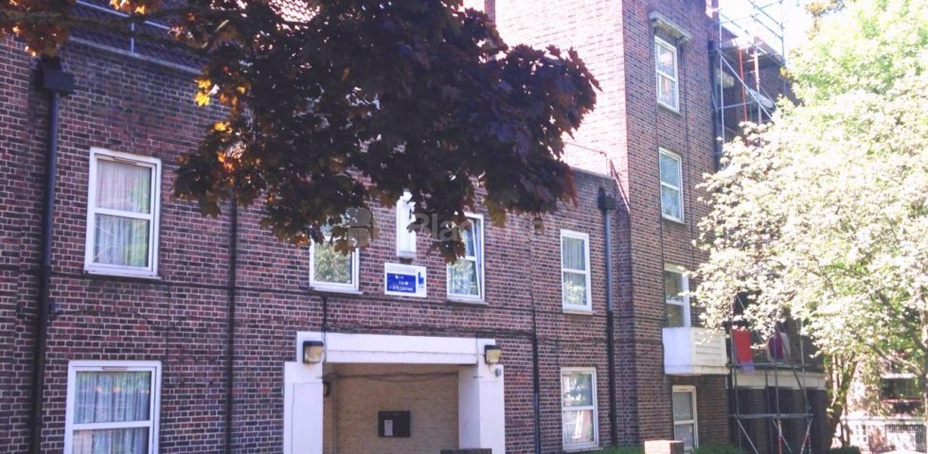 			UNDER OFFER , 3 Bedroom, 1 bath, 1 reception Apartment			 New Park Road, Streatham Hill/Birxton Hill SW2