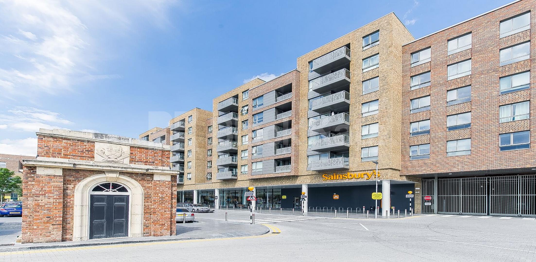 			New Instruction! Private balcony! , 2 Bedroom, 1 bath, 1 reception Apartment			 Smithfield Square , Crouch End / Hornsey