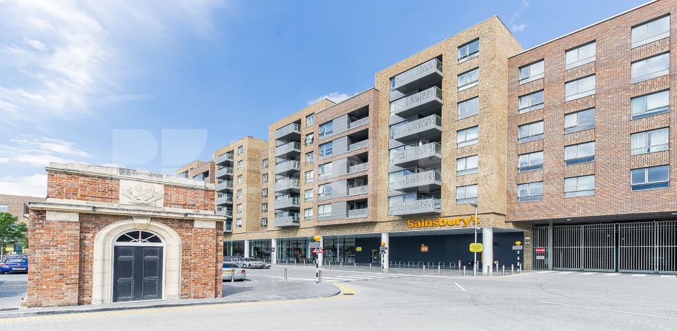 			New Instruction! Private balcony! , 2 Bedroom, 1 bath, 1 reception Apartment			 Smithfield Square , Crouch End / Hornsey