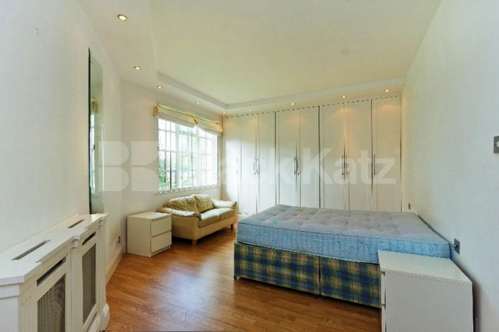 			NEW INSTRUCTION!, 4 Bedroom, 1 bath, 1 reception Flat			 Maida Vale, MAIDA VALE